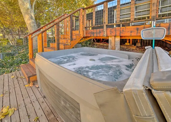 Hot Tub & Deck: Waterfront Escape In Payson!