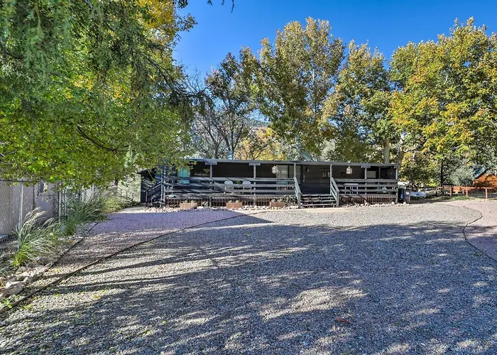 Hot Tub & Deck: Waterfront Escape In Payson!