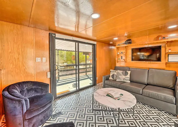 Hot Tub & Deck: Waterfront Escape In Payson!