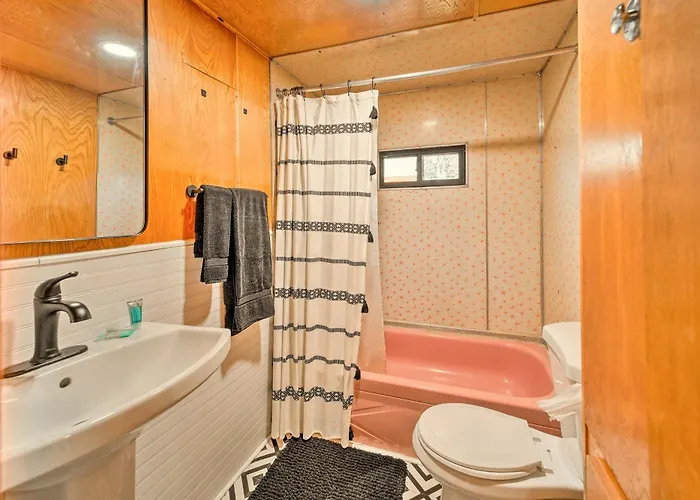 Hot Tub & Deck: Waterfront Escape In Payson! Holiday home *